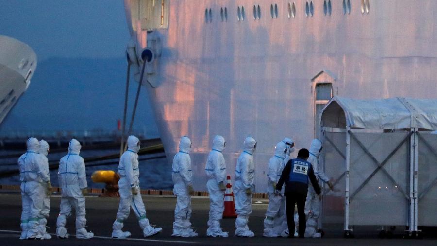 Agentes com equipamento de proteção entram no navio Diamond Princess - REUTERS/Kim Kyung-Hoon