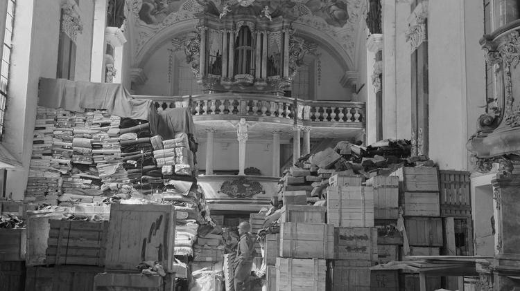 Saques alemães armazenados na igreja em Ellingen, Alemanha, encontrada por tropas dos EUA - National Archives