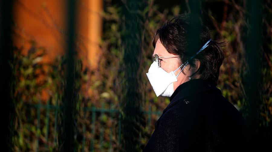 Mulher caminha de máscara Crepy-en-Valois, norte da França - FRANCOIS NASCIMBENI / AFP