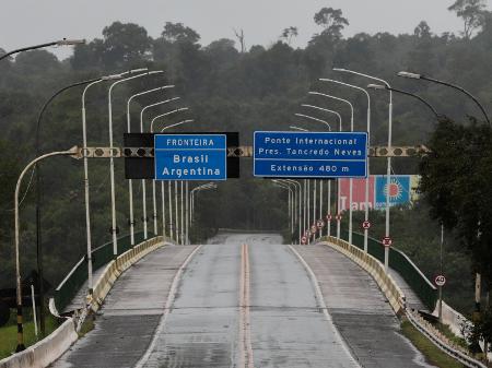 Argentina reabre fronteira terrestre de maior trânsito com o Brasil