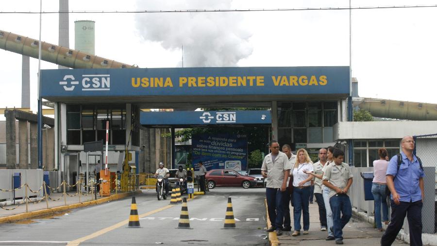 Entrada de usina da CSN em Volta Redonda (RJ); a companhia não informou por quanto tempo o equipamento será paralisado  - Fernando Soutello