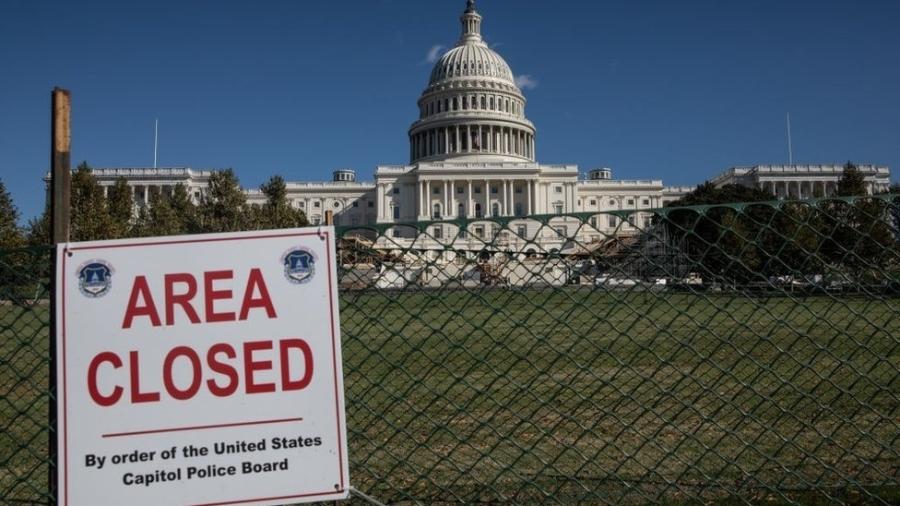 Vários edifícios públicos, como o Congresso, foram cercados como medida de segurança - Getty Images