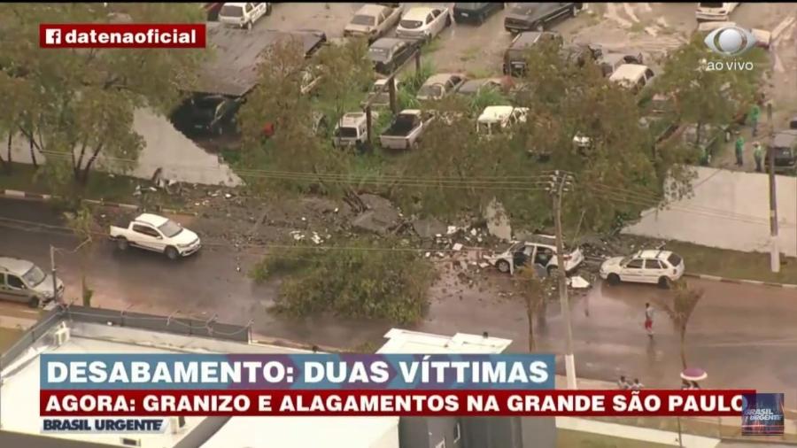 Muro que desmoronou em Osasco devido à chuva forte na tarde de hoje (13) - Reprodução/TV Bandeirantes