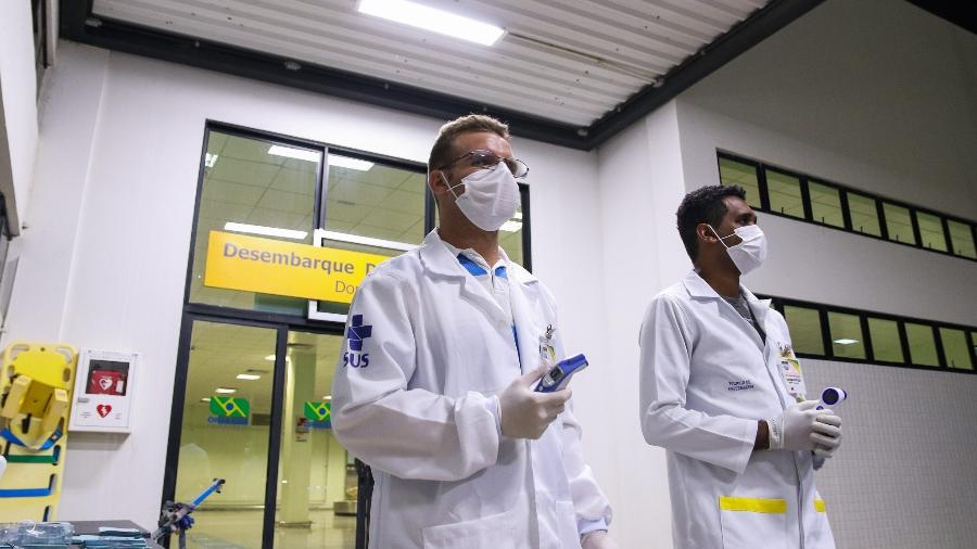 Funcionários da Saúde fazem inspeção de temperatura em passageiros no aeroporto de Petrolina (PE) - Jonas Santos/Divulgação