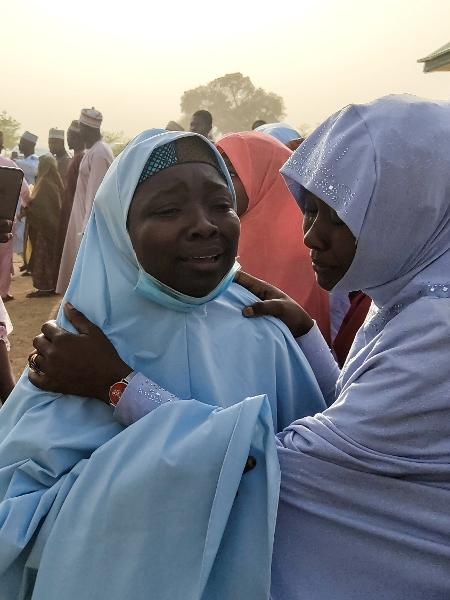 Centenas de meninas que foram sequestradas de uma escola no noroeste da Nigéria foram libertadas em março - Aminu ABUBAKAR / AFP