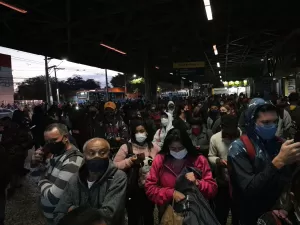 Mulher é socorrida após ser atingida por objeto na plataforma do Metrô