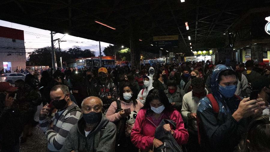 Movimentação na frente estação Jabaquara, zona sul de São Paulo, com a greve do Metrô