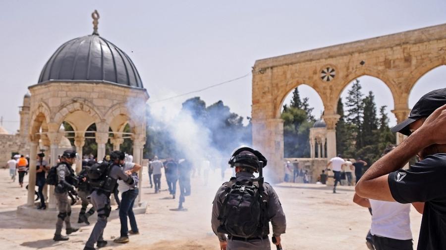 Forças de segurança israelenses e palestinos se chocam no complexo da mesquita de Al-Aqsa em Jerusalém - AHMAD GHARABLI / AFP