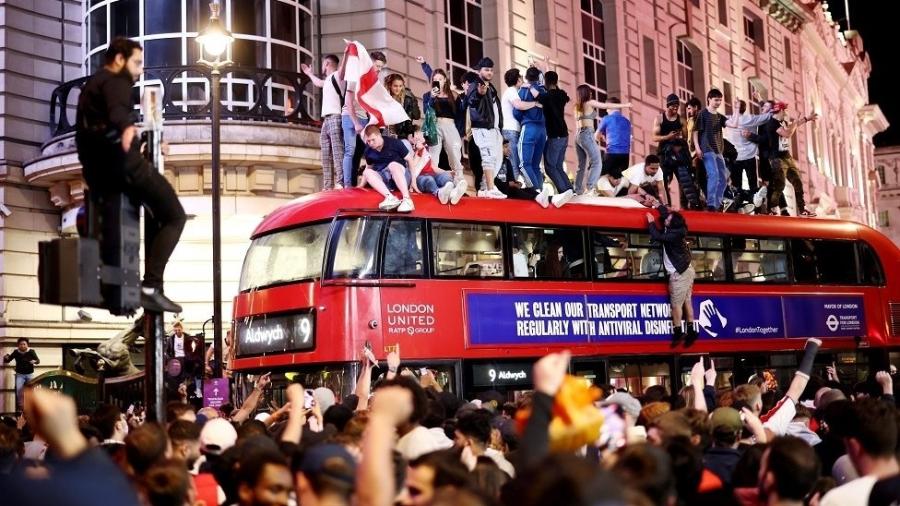 No Piccadilly Circus, em Londres, torcedores bloquearam tráfego enquanto comemoravam vitória da Inglaterra na semifinal da Euro - Reuters