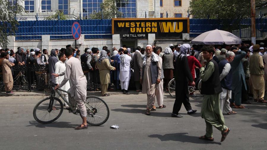 1.set.2021 - Pessoas formam fila em frente a um banco em Cabul, no Afeganistão, para sacar dinheiro - Kabir/Xinhua