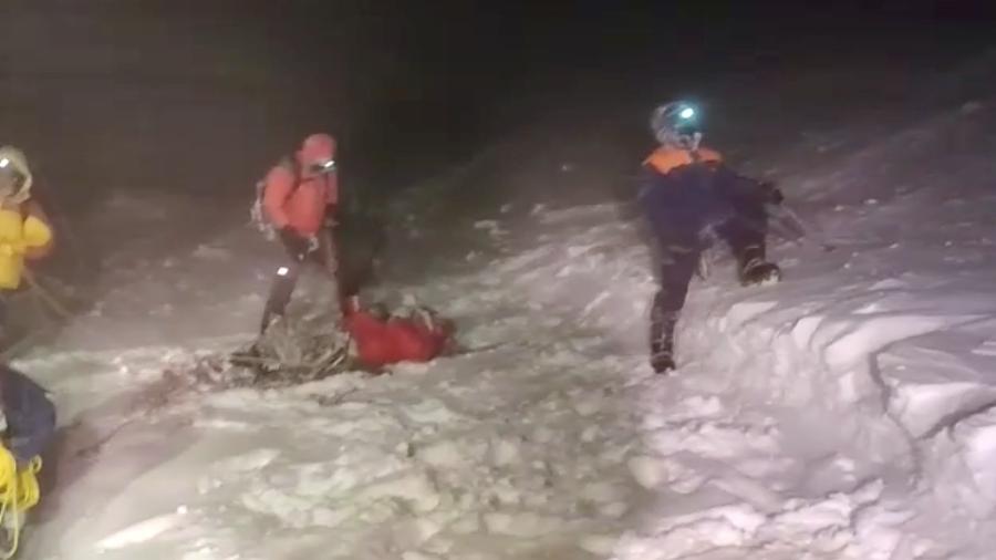 Equipe do Ministério de Emergências da Rússia realiza uma operação de resgate depois que um grupo de alpinistas ficou preso ao escalar o Monte Elbrus, na República de Kabardino-Balkaria. Cinco alpinistas morreram - Ministério de Emergência da Rússia/Reuters