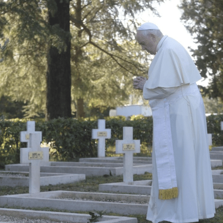 Papa Francisco, no cemitério militar francês, em Roma - Divulgação