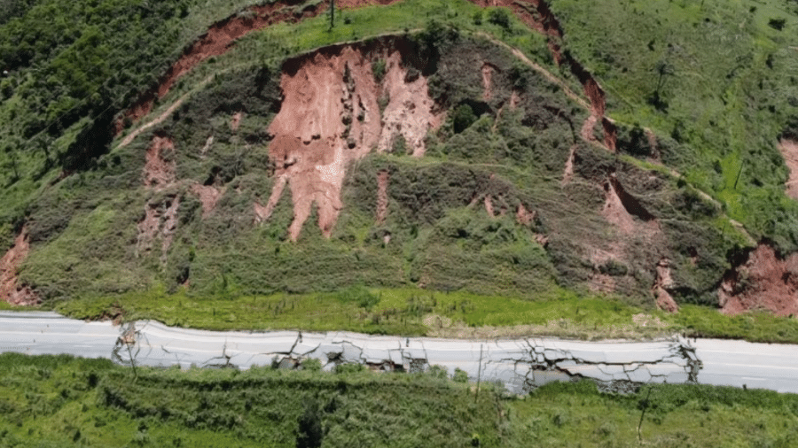 Parte de rodovia afundou na altura de Nova Era - Reprodução/Twitter/PRF Minas Gerais