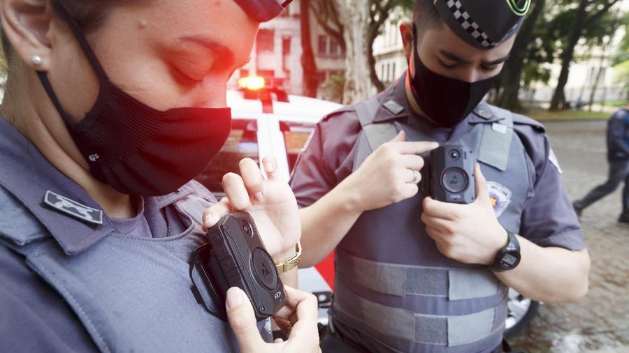 Policiais militares mostram câmeras instaladas nos uniformes, em São Paulo - Rubens Cavallari/Folhapress
