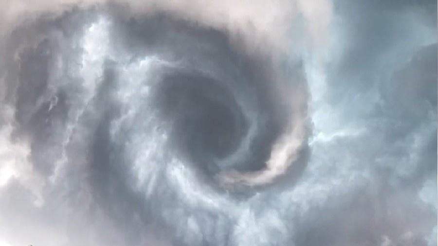 Imagem de ""boca" de tornado, feita por estudante da Flórida (EUA) - Reprodução/Twitter