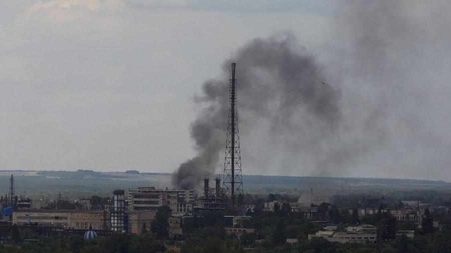 Fumaça sobe após um ataque militar em um complexo da Usina Química Azot de Sievierodonetsk - REUTERS/Anna Kudriavtseva