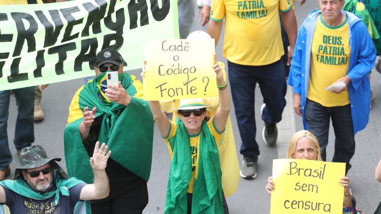 8.jan.23 - Apoiadores de Bolsonaro caminham em direção ao Congresso Nacional durante ataques