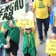 09.jan.23 - Apoiadores do ex-presidente Jair Bolsonaro caminham em direção ao Congresso Nacional, em Brasília, neste domingo (8), durante a retomada de protestos contra o governo do presidente recém-empossado Luiz Inácio Lula da Silva. Parte dos manifestantes estava em frente ao Quartel General do Exército, outros vieram em caravanas para a cidade - WILTON JUNIOR/ESTADÃO CONTEÚDO