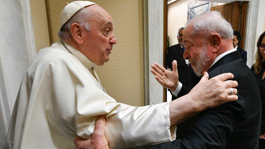 21.jun.2023 - O papa Francisco e o presidente Lula durante audiência no Vaticano - AFP
