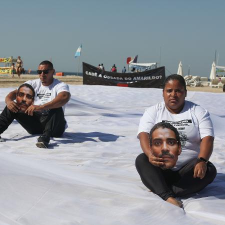 13.jul.23 - ONG Rio de Paz faz homenagem na praia de Copacabana ao pedreiro Amarildo