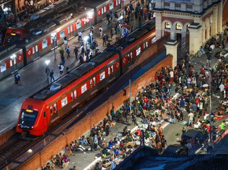 Cracolândia ocupa rua da estação Luz do metrô de SP - Rubens Cavallari/Folhapress