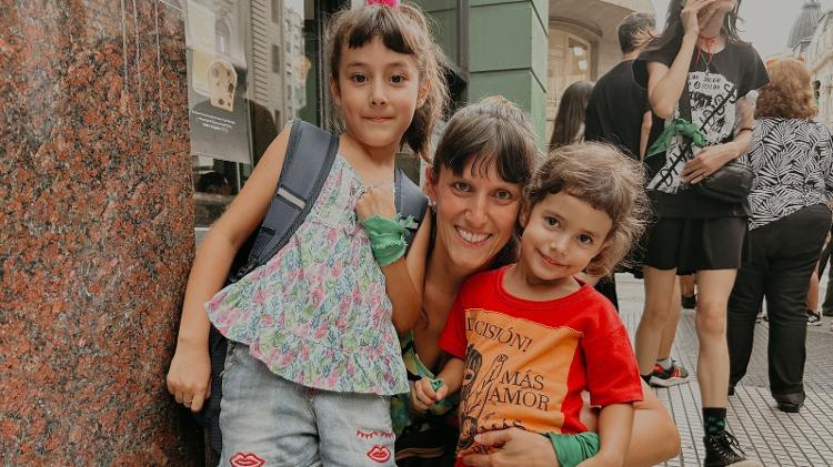 8.mar.2023 - A argentina Valentina, 42, levou as filhas de 3 e 6 anos ao ato pelos direitos das mulheres