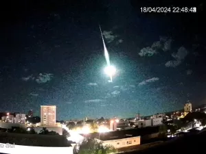 Meteoro explode e tem brilho mais forte do que o da lua no RS; assista