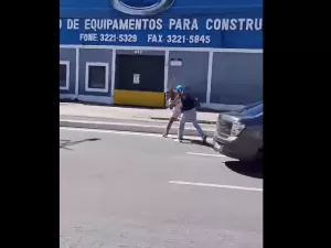 Homem agride mulher com garrafa após acidente de trânsito em Maceió (AL)