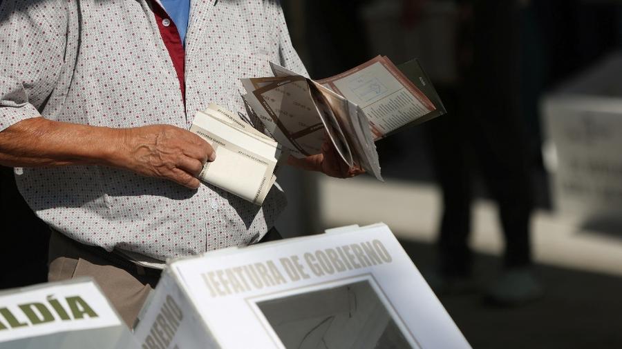 Homem vota nas eleições gerais do México