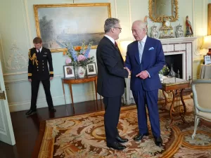 Starmer é nomeado primeiro-ministro do Reino Unido após encontro com rei