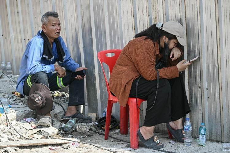 Familiares e colegas esperam notícia dos trabalhadores soterrados após desabamento de prédio em Bangkok Familiares e colegas esperam notícia dos trabalhadores soterrados após desabamento de prédio em Bangkok
