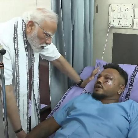 13.jun.2025 - O primeiro-ministro da Índia, Narendra Modi, visita no hospital o único sobrevivente do acidente com o voo AI-171, Vishwash Kumar Ramesh 13.jun.2025 - O primeiro-ministro da Índia, Narendra Modi, visita no hospital o único sobrevivente do acidente com o voo AI-171, Vishwash Kumar Ramesh