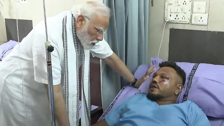 13.jun.2025 - O primeiro-ministro da Índia, Narendra Modi, visita no hospital o único sobrevivente do acidente com o voo AI-171, Vishwash Kumar Ramesh 13.jun.2025 - O primeiro-ministro da Índia, Narendra Modi, visita no hospital o único sobrevivente do acidente com o voo AI-171, Vishwash Kumar Ramesh
