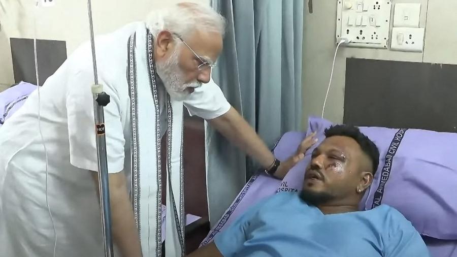 Vishwash Kumar Ramesh, único sobrevivente do acidente com o voo AI-171, sendo visitado nesta sexta pelo primeiro-ministro da Índia, Narendra Modi, no hospital Vishwash Kumar Ramesh, único sobrevivente do acidente com o voo AI-171, sendo visitado nesta sexta pelo primeiro-ministro da Índia, Narendra Modi, no hospital