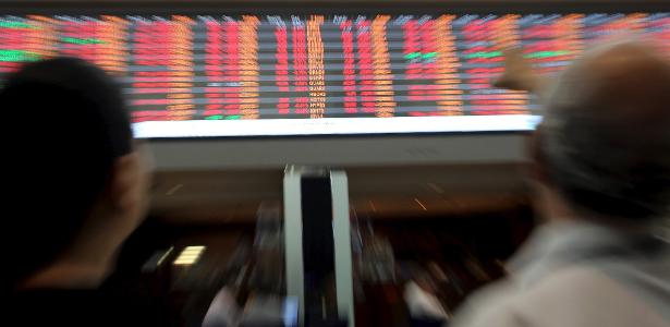 Dólar sobe a R$ 5,22 e Bolsa cai com petróleo em alta e eleições no radar