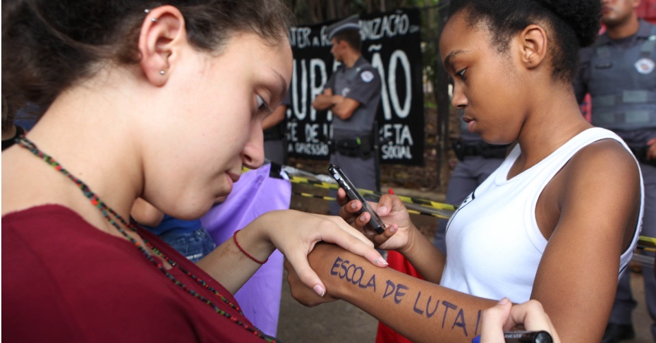 11.nov.2015 - Grupo se manifesta em apoio aos estudantes que ocupam a Escola Estadual Fernão Dias, na zona oeste de São Paulo. Eles são contra a reorganização da rede anunciada pela Secretaria da Educação