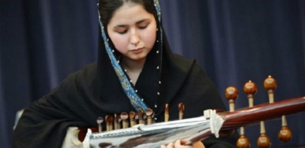 Negin Khpolwak, aos 19 anos, se tornou a primeira maestrina do Afeganistão - BBC