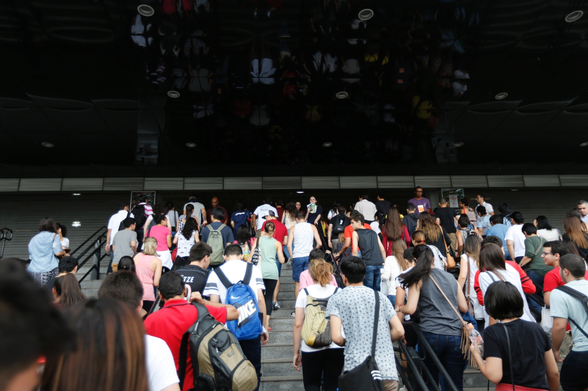 29.nov.2015 - Portões são abertos na Uninove, na Barra Funda, zona oeste de São Paulo, local de prova do vestibular da Fuvest. Candidatos fazem neste domingo as provas da primeira fase do vestibular 2016 - Moacyr Lopes Junior/Folhapress