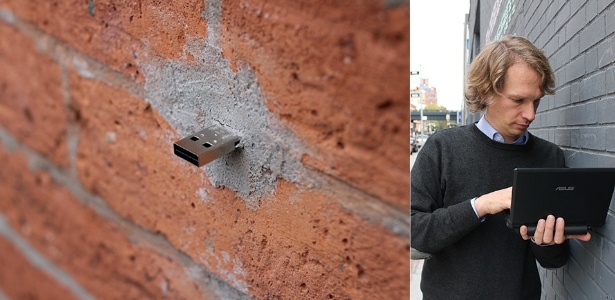 Projeto do artista alemão Aram Bartholl (à direita) implanta pen drives em paredes em locais públicos - Divulgação/Flickr bartholl