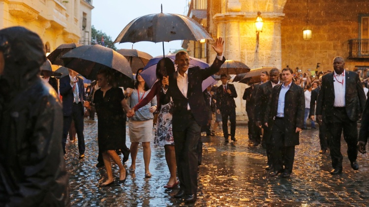 20.mar.2016 - Presidente dos EUA, Barack Obama, a primeira-dama Michelle e as filhas Sasha e Malia fizeram um passeio guiado por Havana Velha. Foi a primeira visita de um presidente americano ao país em 88 anos