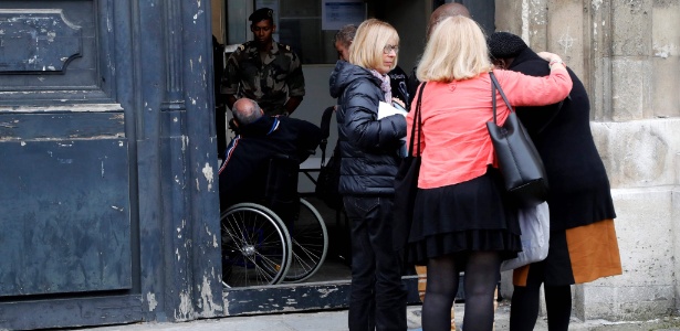Sobreviventes e familiares de vítimas dos ataques 13 de novembro chegam para reunião com juízes responsáveis pela investigação, na Escola Militar, em Paris - François Guillot