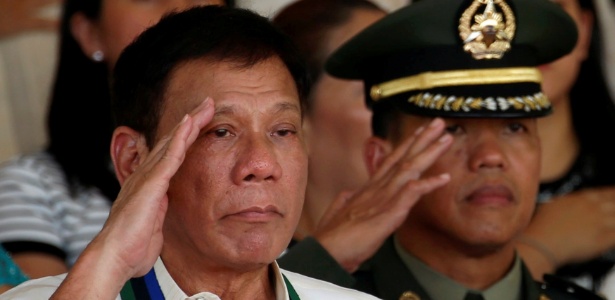 O presidente das Filipinas, Rodrigo Duterte, bate continência em Manila - Erik De Castro/Reuters