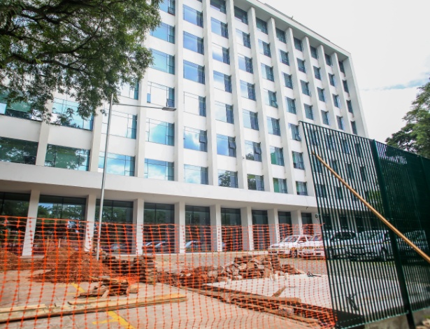 Grades são erguidas ao redor do prédio da reitoria da USP, no campus Butantã - Edson Lopes Jr/UOL