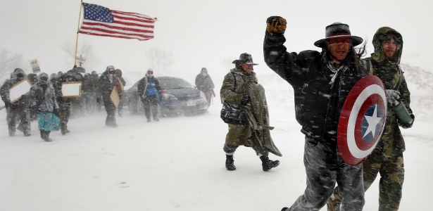 5.dez.2016 - Veteranos e ativistas marcham contra o oleoduto Dakota Access, próximo a reserva indígena em North Dakota (EUA) - Lucas Jackson/Reuters