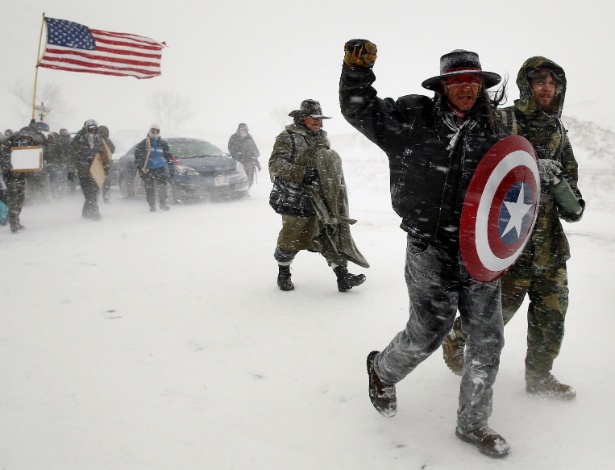 5.dez.2016 - Veteranos e ativistas marcham contra o oleoduto Dakota Access, próximo a reserva indígena em North Dakota (EUA) - Lucas Jackson/Reuters