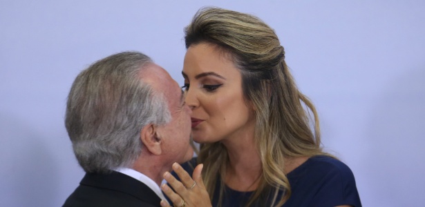 O presidente Michel Temer beija sua mulher, a primeira-dama Marcela Temer - Dida Sampaio/Estadão Conteúdo