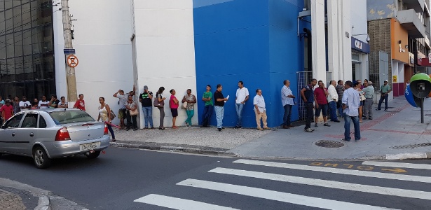 Fila antes de agência abrir em Campinas tinha cerca de 100 pessoas - Thiago Varella