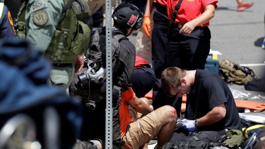 12.ago.2017 - Socorristas atendem feridos nas ruas de Charlottesville, no Estado americano de Virgínia - Joshua Roberts/Reuters