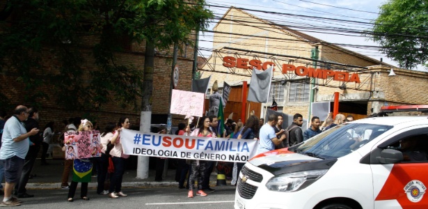 Manifestantes contra e a favor de Butler se reúnem em frente ao Sesc Pompeia - Fábio Vieira/Fotorua/Estadão Conteúdo