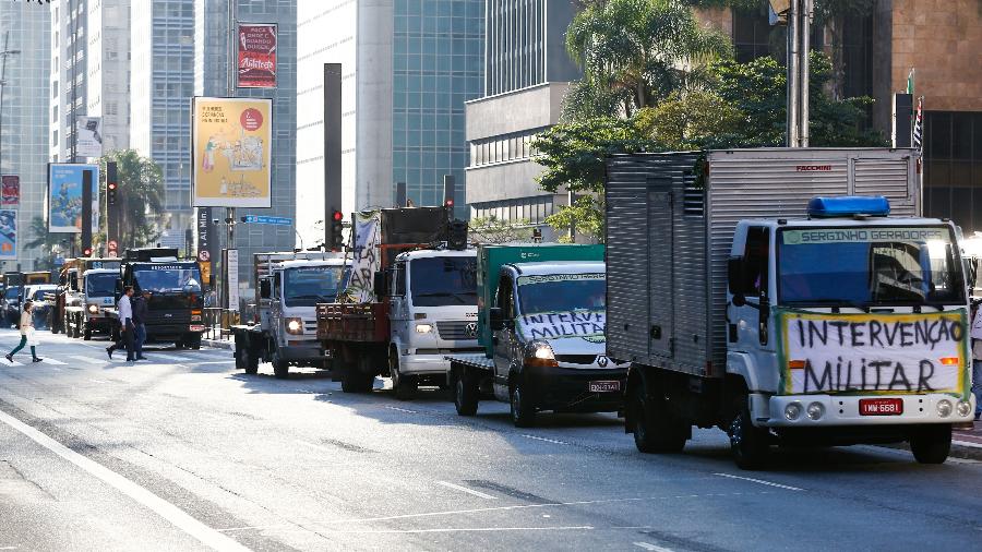 Motoristas de caminhões em protesto na avenida Paulista, em São Paulo, em apoio à greve dos caminhoneiros de 2018 - Marcelo D. Sants/Framephoto/Estadão Conteúdo